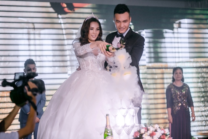 Người mẫu Quang Thịnh hôn cô dâu miền Tây trong lễ cưới