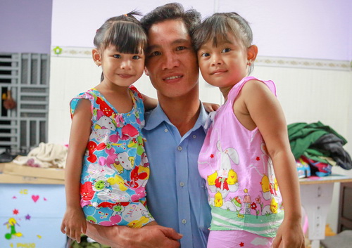 Hai bé gái bị trao nhầm ở Bình Phước sau một năm về gia đình