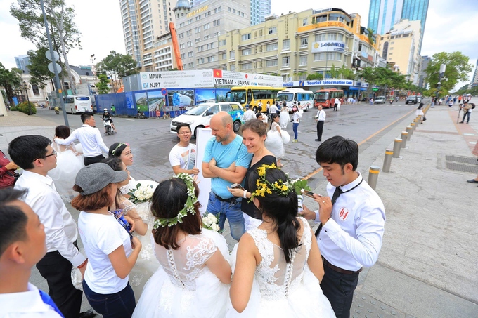 Gần 70 cặp đôi chụp ảnh cưới tập thể tại Hà Nội và Sài Gòn