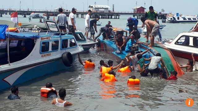 Indonesia: Tàu chở 51 khách lật giữa biển, ít nhất 10 người thiệt mạng
