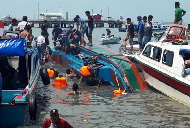 Indonesia: Tàu chở 51 khách lật giữa biển, ít nhất 10 người thiệt mạng