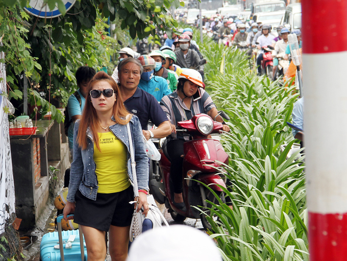 Nhiều đường quanh sân bay Tân Sơn Nhất kẹt hơn 4 giờ