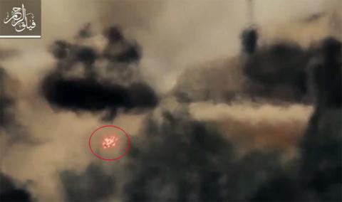 Lính Syria lái T-72 đâm xuống sông vì sợ TOW Lính Syria lái T-72 đâm xuống sông vì sợ TOW