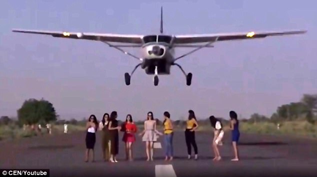 Dàn người mẫu khoe dáng trước mũi máy bay cất cánh gây phẫn nộ