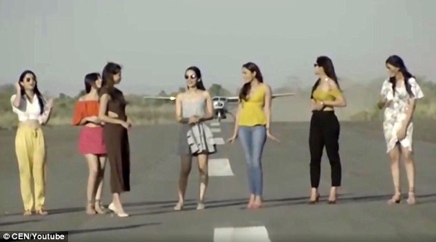 Dàn người mẫu khoe dáng trước mũi máy bay cất cánh gây phẫn nộ