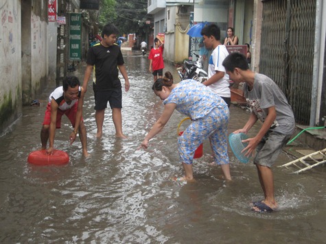 Nghi phạm chém người ở Vĩnh Phúc khoe điện thoại, xe hơi đắt tiền