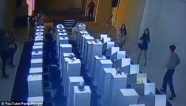 Mải chụp ảnh, khách tham quan phá hủy một loạt tác phẩm đắt tiền