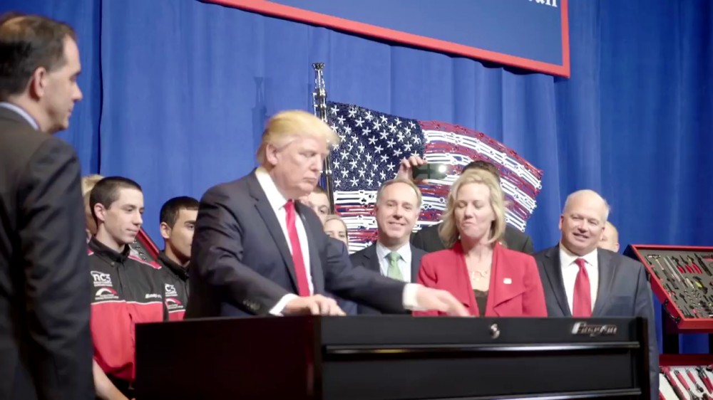 Nửa năm đầu tiên đầy ồn ào của Tổng thống Trump