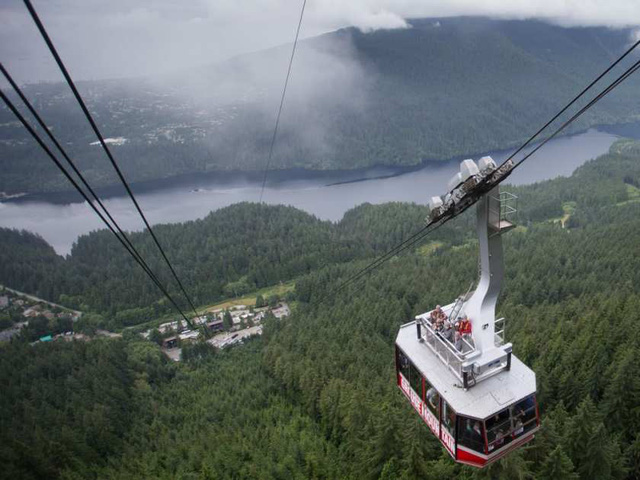 Công ty Trung Quốc mua ngọn núi nổi tiếng của Canada