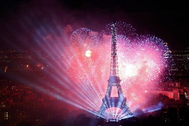 Pháo hoa rợp trời Paris mừng Quốc khánh Pháp