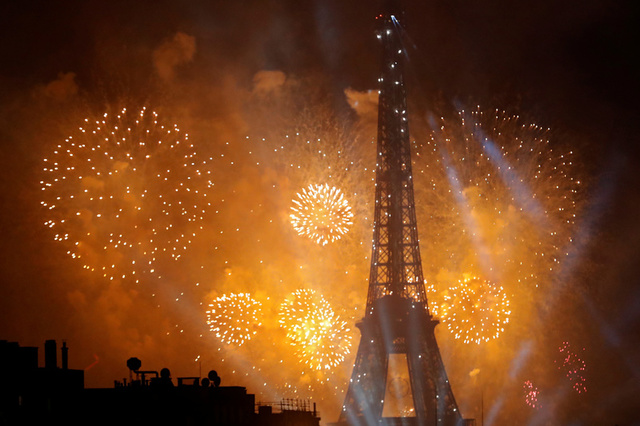 Pháo hoa rợp trời Paris mừng Quốc khánh Pháp
