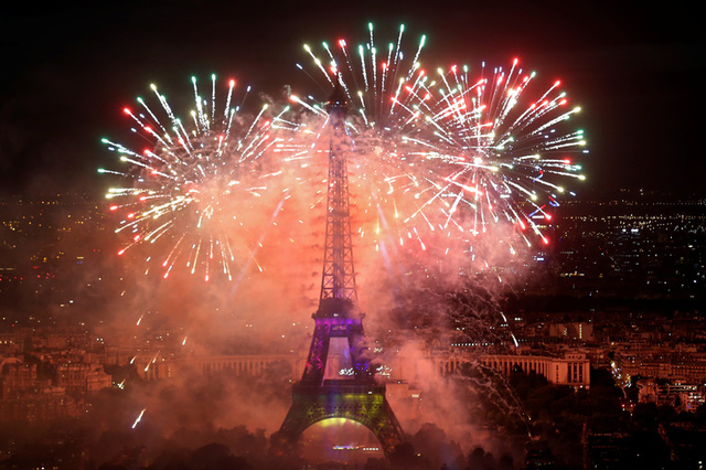 Pháo hoa rợp trời Paris mừng Quốc khánh Pháp