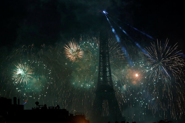 Pháo hoa rợp trời Paris mừng Quốc khánh Pháp
