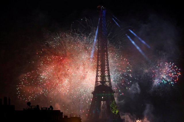 Pháo hoa rợp trời Paris mừng Quốc khánh Pháp