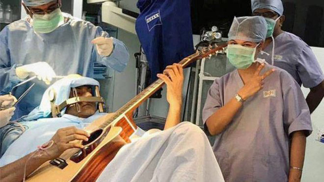 Hy hữu bệnh nhân vừa mổ não vừa chơi ghi ta