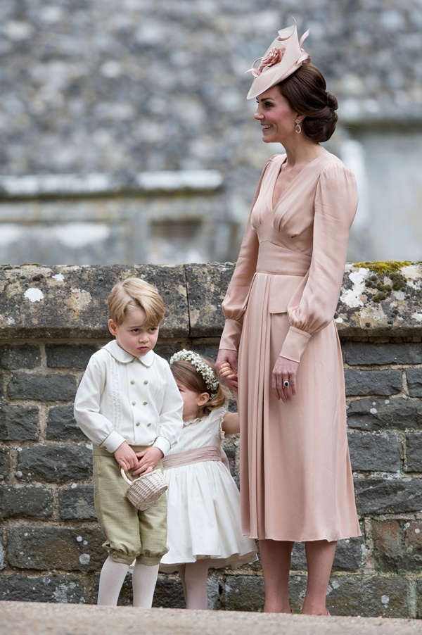 Váy áo bình dân của công chúa Charlotte, hoàng tử George