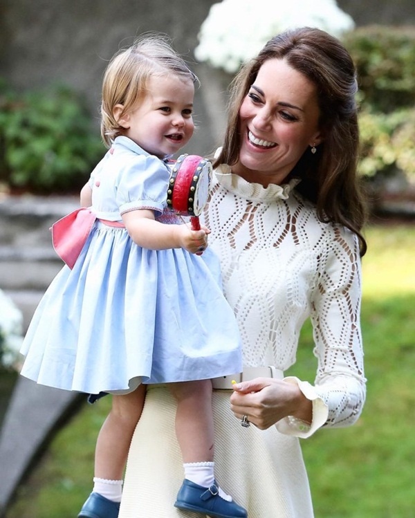 Váy áo bình dân của công chúa Charlotte, hoàng tử George
