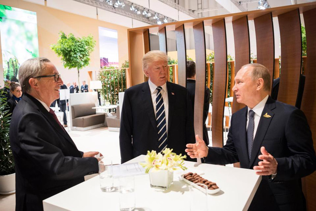 Tổng thống Trump lần đầu bắt tay ông Putin