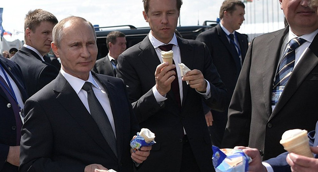 Tổng thống Putin vui vẻ ăn kem cùng cấp dưới
