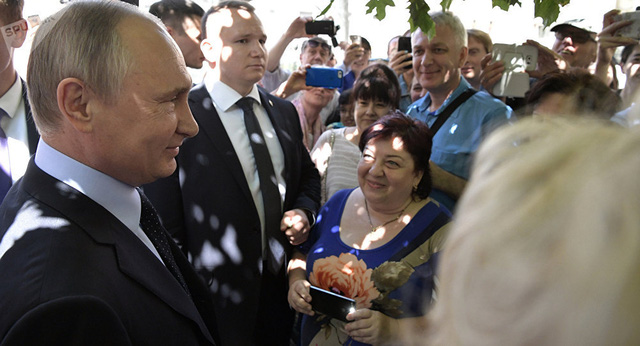 Người phụ nữ không quen biết hôn lên má Tổng thống Putin trên phố