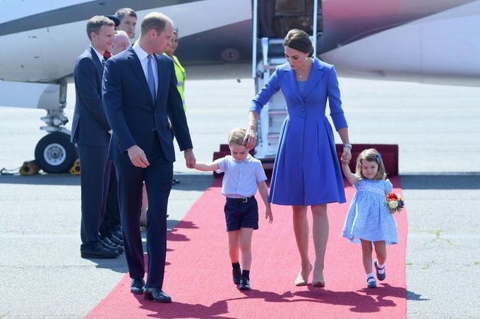 Váy áo bình dân của công chúa Charlotte, hoàng tử George