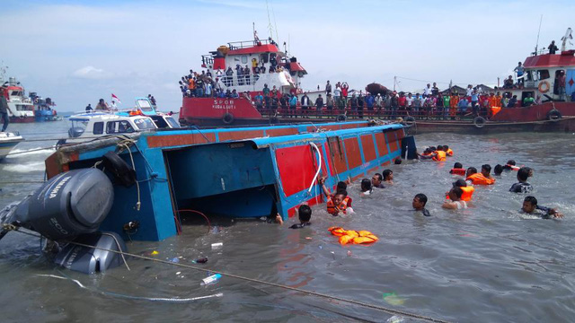 Indonesia: Tàu chở 51 khách lật giữa biển, ít nhất 10 người thiệt mạng