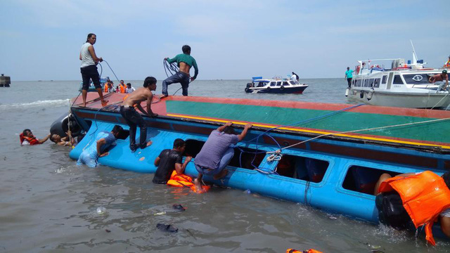 Indonesia: Tàu chở 51 khách lật giữa biển, ít nhất 10 người thiệt mạng