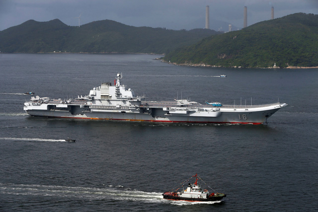 Tàu sân bay Liêu Ninh lần đầu tới Hong Kong