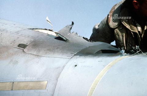 Tiêm kích F/A-18 Mỹ tự bắn rách đầu mình