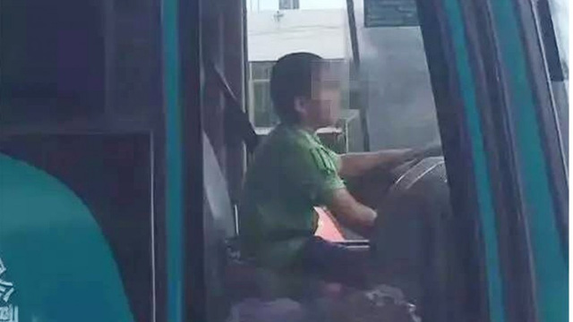 12 tuổi trộm xe buýt, lái “thử” suốt 10 km