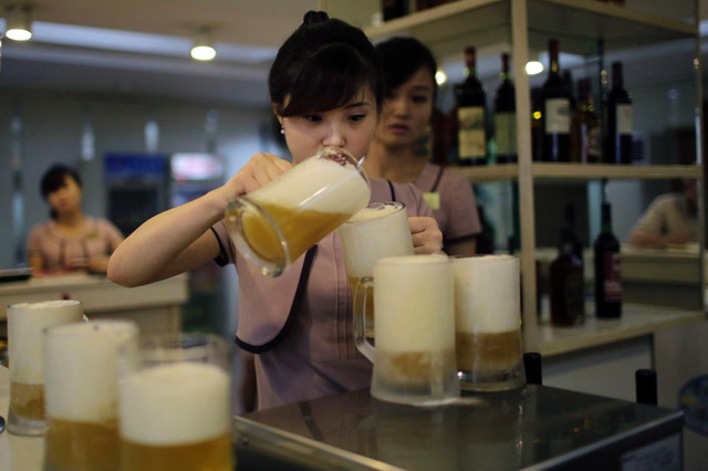 Bên trong nhà máy bia nổi tiếng tại Triều Tiên