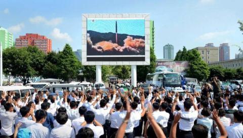 Triều Tiên vượt lằn ranh đỏ Mỹ vẫn không bắn hạ Hwasong-14