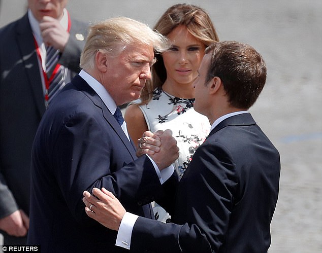 Cái bắt tay “lạ” của ông Trump khi chia tay Tổng thống Pháp
