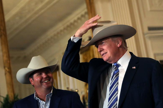 Tổng thống Trump đích thân quảng cáo hàng hóa của Mỹ