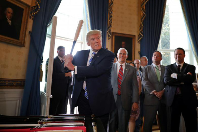 Tổng thống Trump đích thân quảng cáo hàng hóa của Mỹ