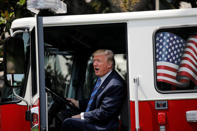Tổng thống Trump đích thân quảng cáo hàng hóa của Mỹ