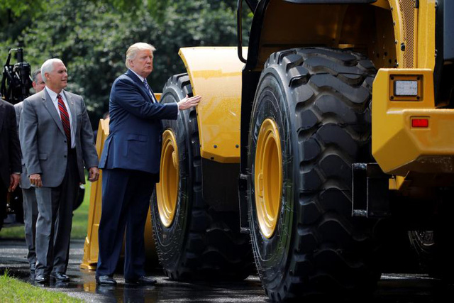 Tổng thống Trump đích thân quảng cáo hàng hóa của Mỹ