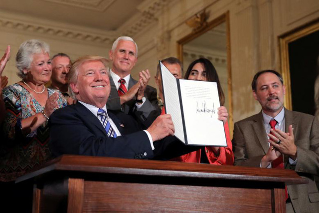 Tổng thống Trump đích thân quảng cáo hàng hóa của Mỹ