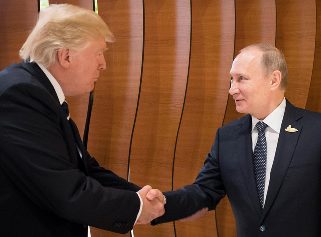 Tổng thống Trump lần đầu bắt tay ông Putin