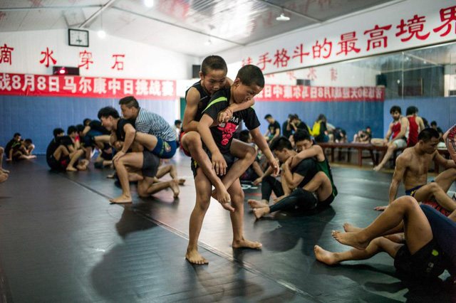 Mồ hôi và máu bên trong lò luyện đấu sĩ nhí Trung Quốc
