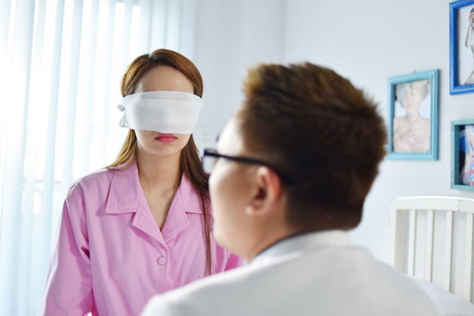 Minh Hằng nhảy sập sân khấu với thân hình quá khổ