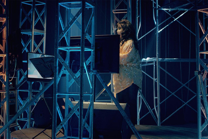 Minh Hằng nhảy sập sân khấu với thân hình quá khổ