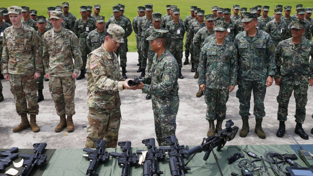 Tổng thống Duterte xác nhận Mỹ cấp vũ khí giúp Philippines chống phiến quân