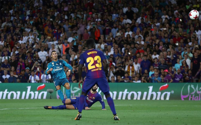 Ronaldo trả đũa Messi bằng màn khoe áo tại Nou Camp