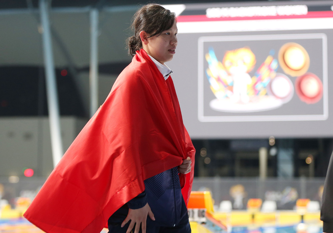 Ánh Viên lau nước mắt khi nhận HC vàng