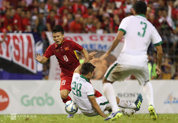 Hữu Thắng 'chào thua' khi trọng tài từ chối phạt đền cho Việt Nam