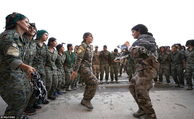 Những "bóng hồng" chống IS ở Syria