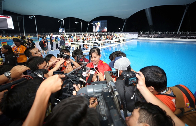 Ánh Viên lau nước mắt khi nhận HC vàng