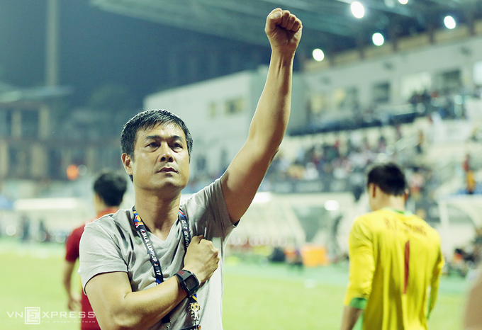 Hữu Thắng 'chào thua' khi trọng tài từ chối phạt đền cho Việt Nam