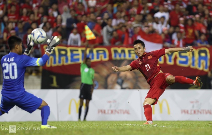 Hữu Thắng 'chào thua' khi trọng tài từ chối phạt đền cho Việt Nam